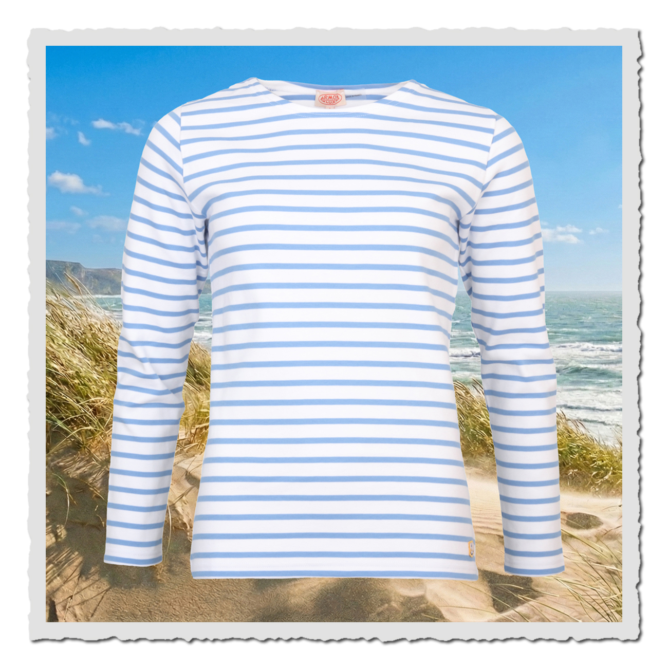 Gestreiftes Armor Lux Longsleeve blanc lobelia - freigestellt mit Meerblick im Hintergrund